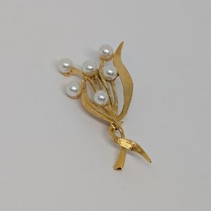Vintage Gold Tone Faux Pearl Floral Brooch Elegant Cottagecore Bohemian